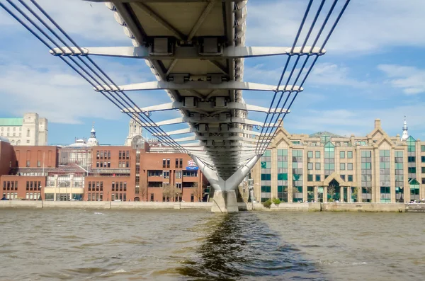 Puente del Milenio contra la Catedral de San Pablo, Londres, Reino Unido —  Fotos de Stock