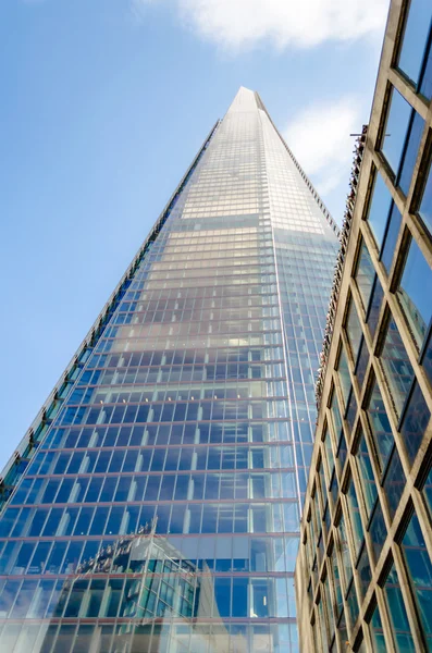 Θραύσμα αγγείου γέφυρα του Λονδίνου, σύγχρονο ουρανοξύστη στο ορίζοντα του Λονδίνου — Φωτογραφία Αρχείου