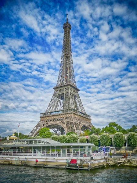 Eiffelova věž proti scénické zamračená obloha, Paříž, Francie — Stock fotografie