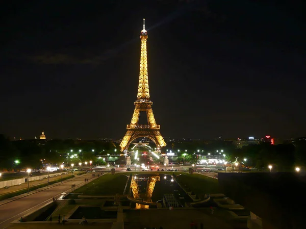 Eiffelova věž v noci, Paříž, Francie — Stock fotografie