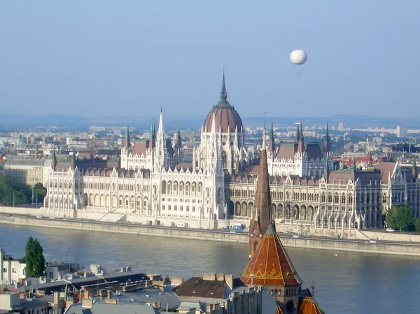 Hungarian Parliament Building over the Danube River, Budapest, Hungary — Zdjęcie stockowe