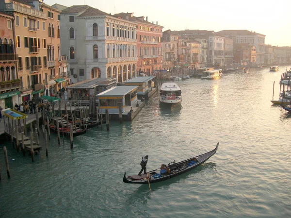 Blick auf den Canal Grande von der Rialtobrücke, Venedig, Italien — Stockfoto