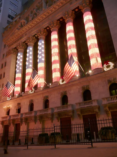 Bolsa de Valores de Wall Street excepcionalmente decorada com colunas de bandeira dos EUA, Tempo de Natal — Fotografia de Stock