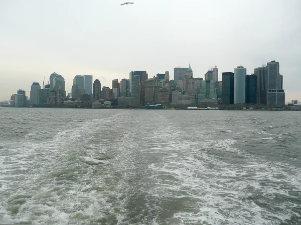Lower Manhattan seen from the bay, New York, USA — Stock Photo, Image