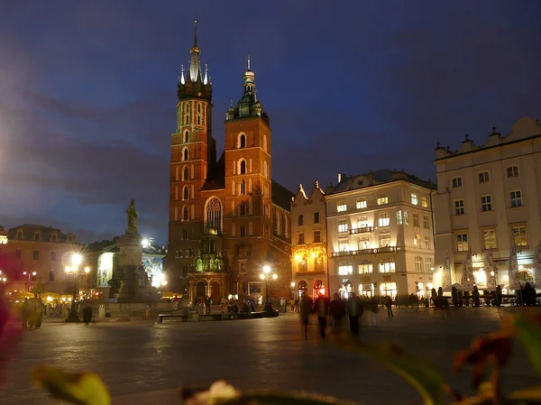 Plaza del Mercado Principal y Basílica de Santa María por la noche, Cracovia, Polonia —  Fotos de Stock
