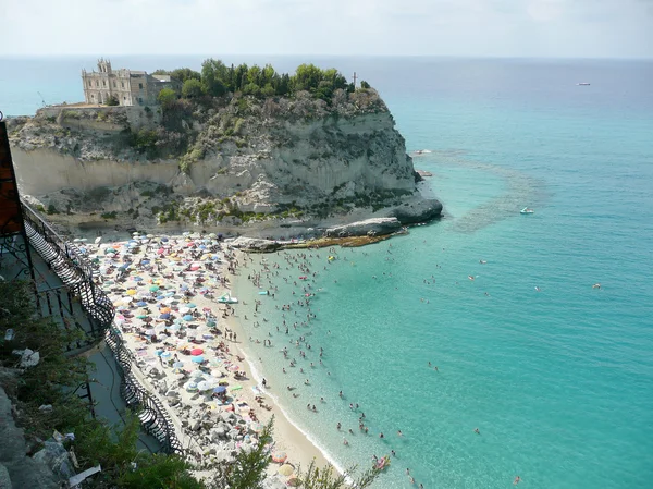 Перегляд Isola Bella пляж, містами Тропея, Італія — стокове фото