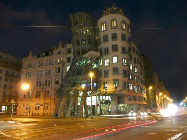The Dancing House por la noche, Praga, República Checa — Foto de Stock