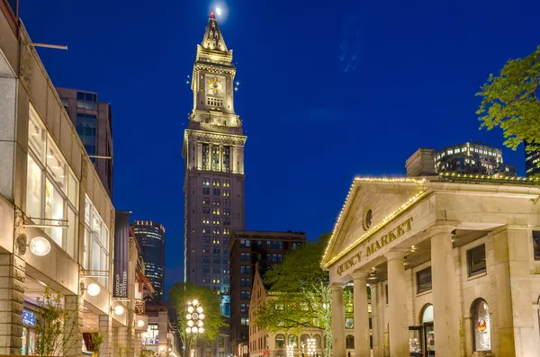 Custom House Tower и Quincy Market ночью, Бостон, США — стоковое фото