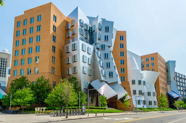 Arquitetura pós-moderna icônica do MIT Strata Center, Cambridge , — Fotografia de Stock