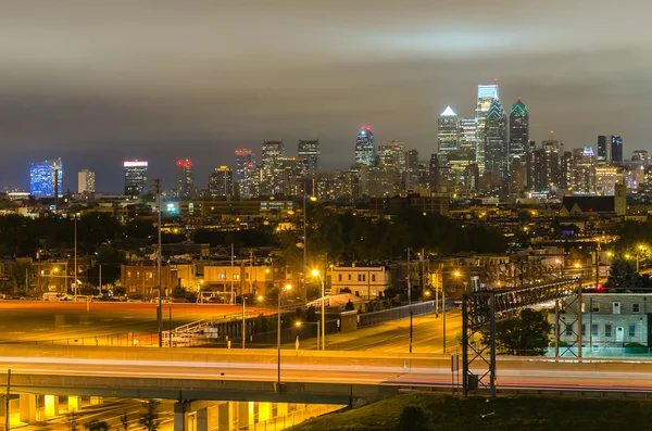 Philadelphia skyline in de nacht — Stockfoto