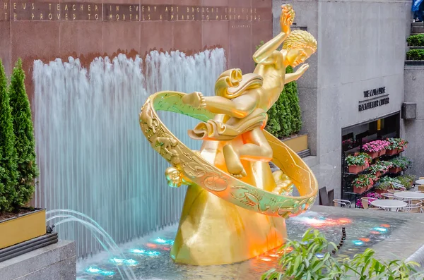 Gouden prometheus standbeeld in het rockefeller center in new york — Stockfoto