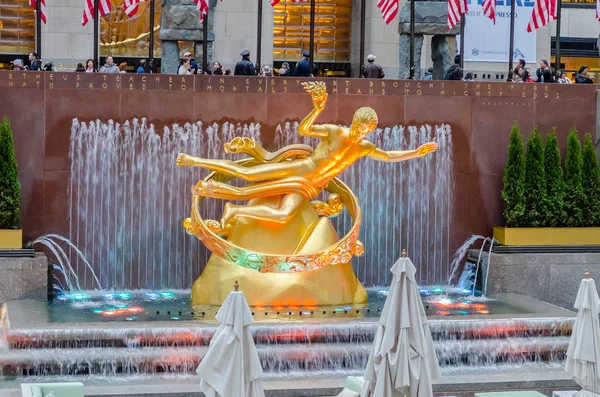 Złoty posąg Prometeusz w rockefeller center w Nowym Jorku — Zdjęcie stockowe