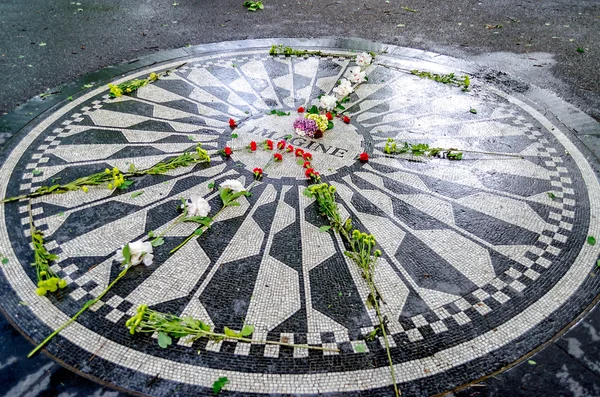 John Lennon Memorial at Central Park, New York — Stock Photo, Image