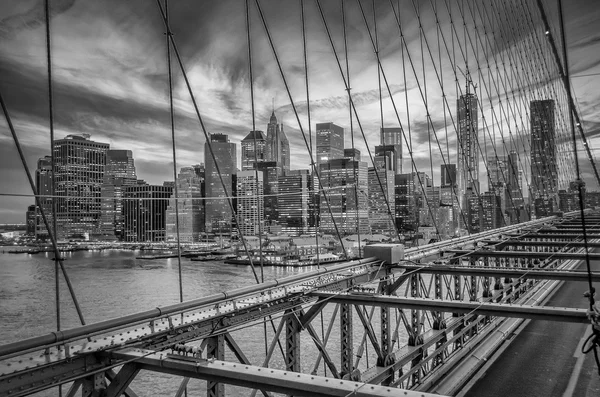 Manhattan uitzicht vanaf brooklyn brug — Stockfoto