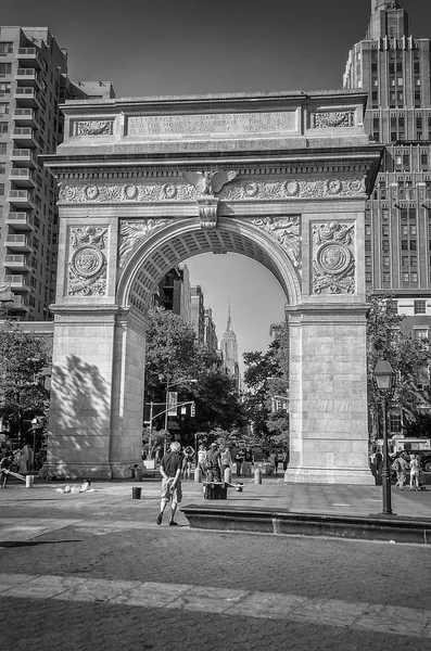 Washington Square Arch y el Empire State Building en el dist — Foto de Stock