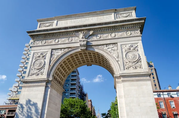 Washington Square Arch and the Empire State Building in the dist — Stock Photo, Image