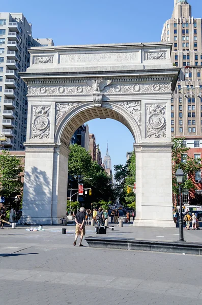 Washington square łuk i Imperium stan budynku w dist — Zdjęcie stockowe