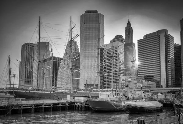 South Street Seaport y Downtown Manhattan Skyline —  Fotos de Stock