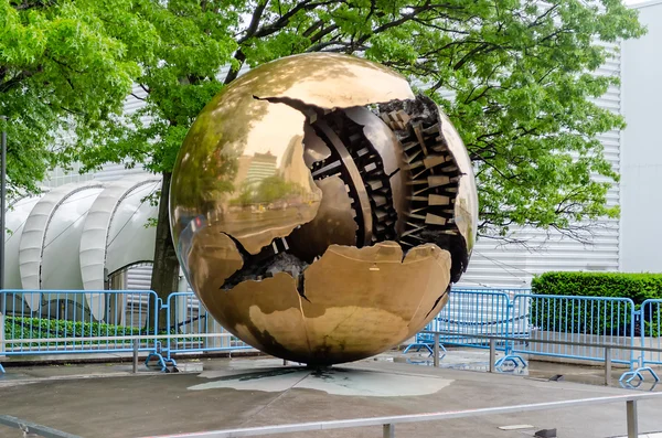 Бронзовая скульптура в ООН — стоковое фото