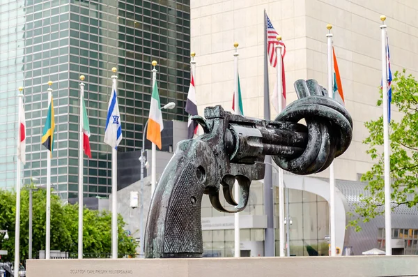 Escultura de Não Violência na ONU — Fotografia de Stock