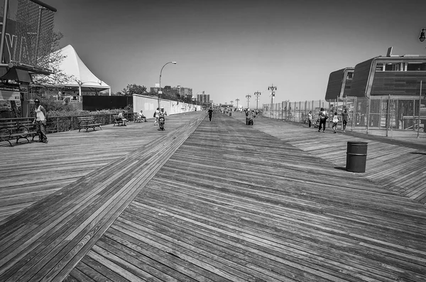 Paseo marítimo de madera en Coney Island, NY — Foto de Stock