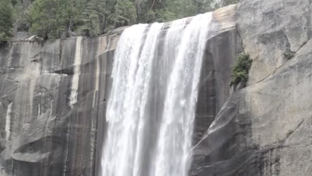 Vernal watervallen in yosemite national park — Stockvideo