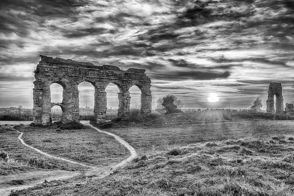 Park van de aquaducten bij zonsondergang, rome — Stockfoto