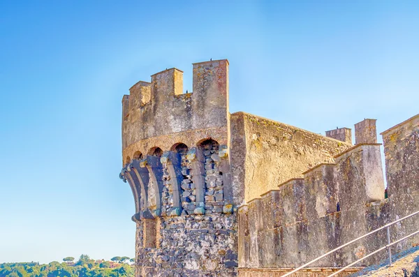 Bastion van het kasteel viersterrenresort in bracciano — Stockfoto