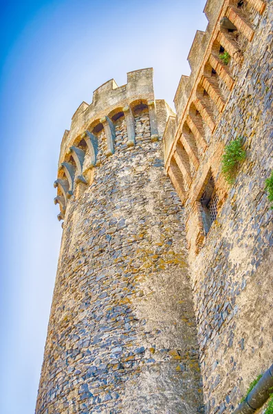 Bastion van het kasteel viersterrenresort in bracciano — Stockfoto