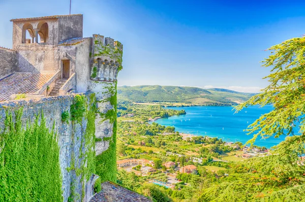 Bracciano lake uitzicht vanaf viersterrenresort kasteel — Stockfoto