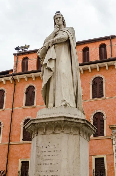 Dante alighieri standbeeld, verona — Stockfoto