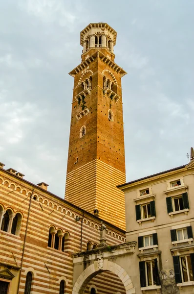 Башня Ламберти на площади Синьори в Вероне, Италия — стоковое фото