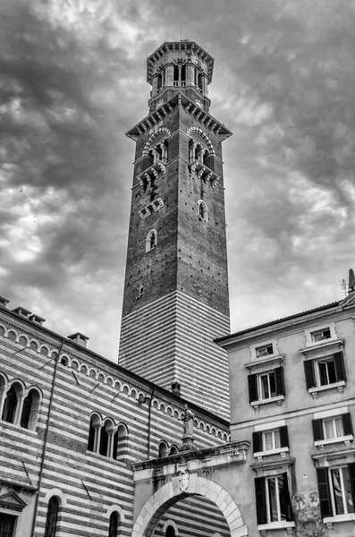 Lamberti πύργο στην πλατεία piazza signori στη Βερόνα, Ιταλία — Φωτογραφία Αρχείου