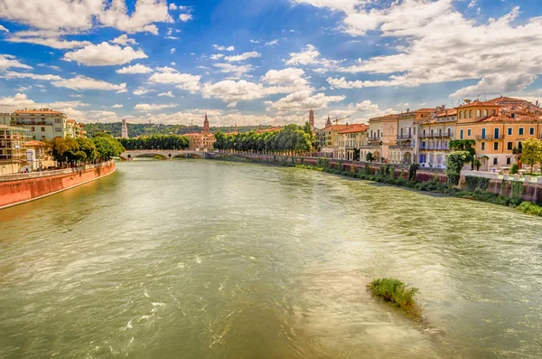 Переглянути над річкою Адідже в Вероні, Італія — стокове фото