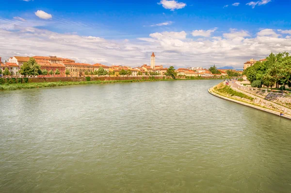 Pohled přes řeku adige v verona, Itálie — Stock fotografie