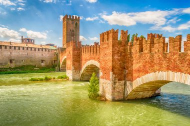 Scaliger Köprüsü (Castelvecchio'yu Köprüsü), verona, İtalya