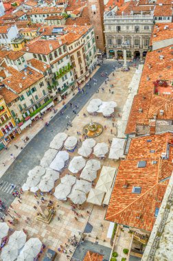 görünümde piazza delle erbe (Pazar Meydanı), verona
