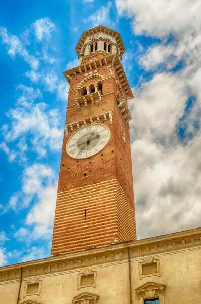 Башня Ламберти на площади Синьори в Вероне, Италия
