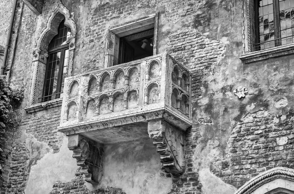 Den berömda balkongen i Romeo och Julia i Verona, Italien — Stockfoto