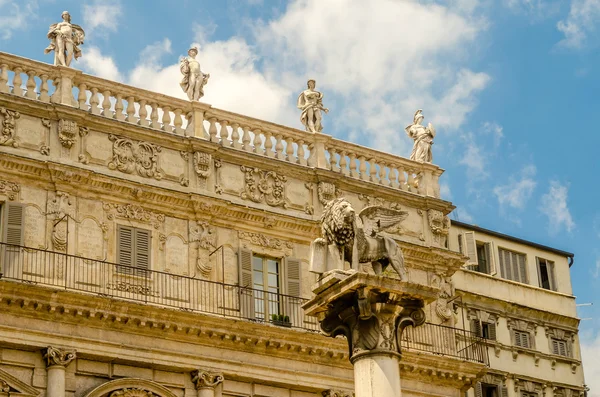 Lionen av St mark, verona — Stockfoto