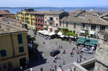 Sirmione scaliger Castle, İtalya havadan görünümü