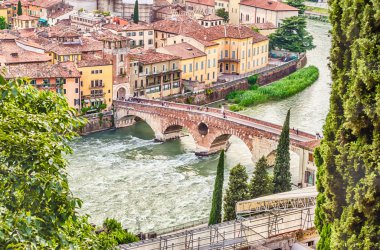 Ponte di pietra Verona adlı antik Roma köprüsü