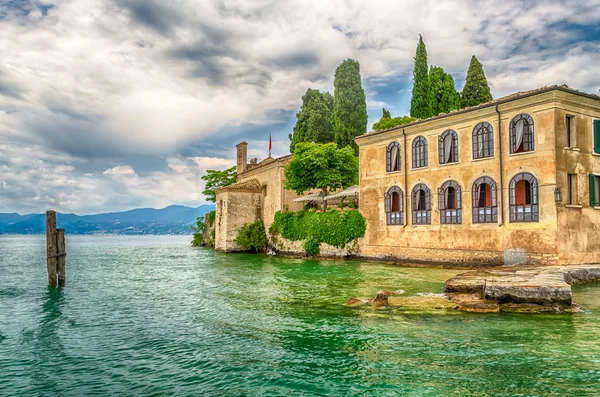 Gardasjön på punta san vigilio, staden Garda, Italien — Stockfoto