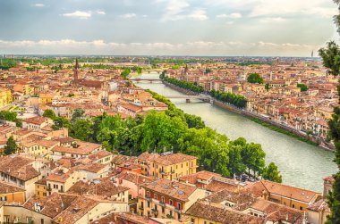 verona ve adige Nehri, İtalya üzerinden panoramik görünüm