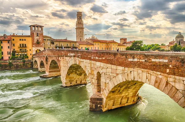 Alte römische brücke ponte di pietra in verona — Stockfoto