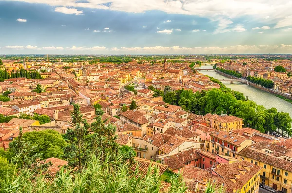 Panoramatický výhled na řeku verona a adige, Itálie — Stock fotografie