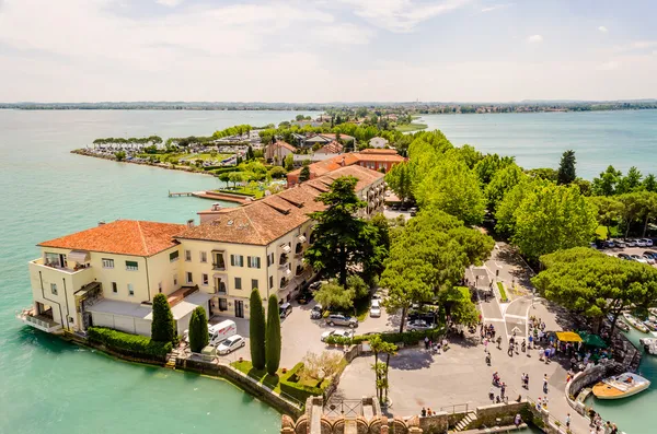 Flygfoto över sirmione från slottet scaliger, Italien — Stockfoto