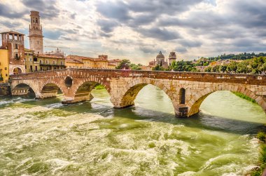 Ponte di pietra Verona adlı antik Roma köprüsü
