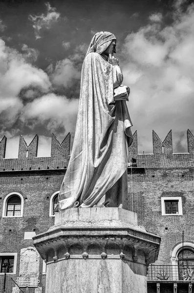 Dante alighieri heykeli, verona — Stok fotoğraf