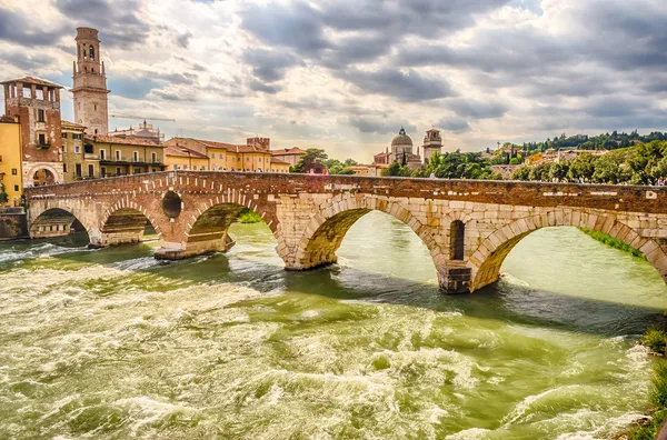 Ponte romana antiga chamada Ponte di Pietra em Verona — Fotografia de Stock